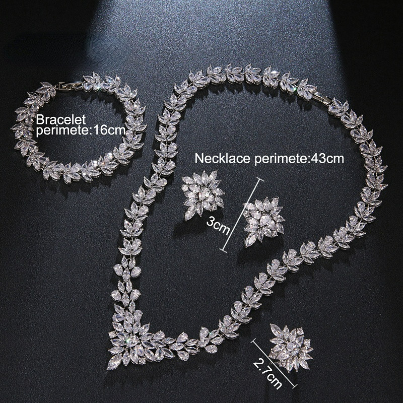 Stil de lux în formă de floare Design fascinant Set din patru piese Colier de modă pentru femeie Bijuterii strălucitoare Dress-up de petrecere
