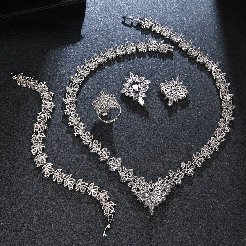 Stil de lux în formă de floare Design fascinant Set din patru piese Colier de modă pentru femeie Bijuterii strălucitoare Dress-up de petrecere