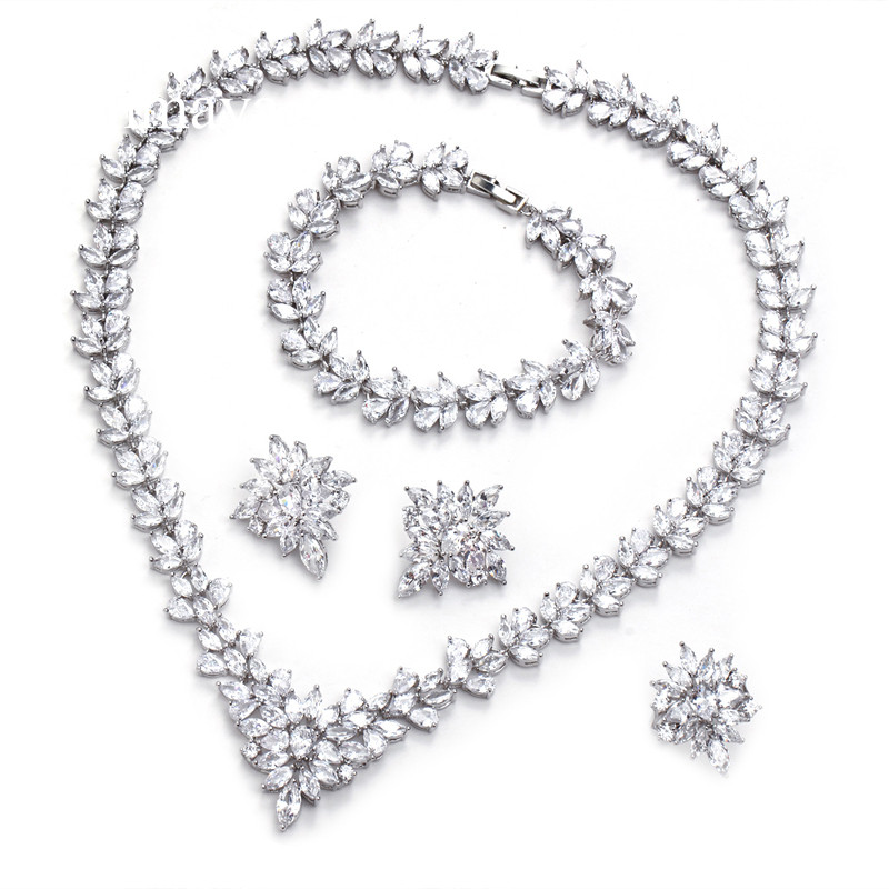 Stil de lux în formă de floare Design fascinant Set din patru piese Colier de modă pentru femeie Bijuterii strălucitoare Dress-up de petrecere