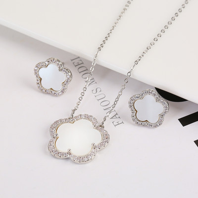 Vânzare fierbinte Flori de plante placate cu aur de 18K Petale cu cinci foi Colier pandantiv Cercei Set de bijuterii Zircon pentru femei Cadouri de lux