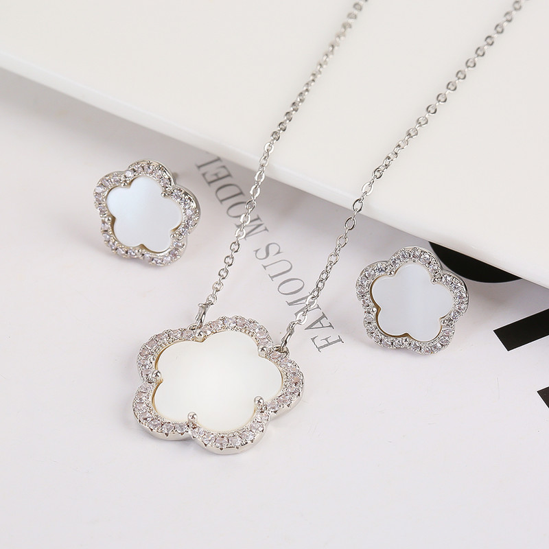 Vânzare fierbinte Flori de plante placate cu aur de 18K Petale cu cinci foi Colier pandantiv Cercei Set de bijuterii Zircon pentru femei Cadouri de lux