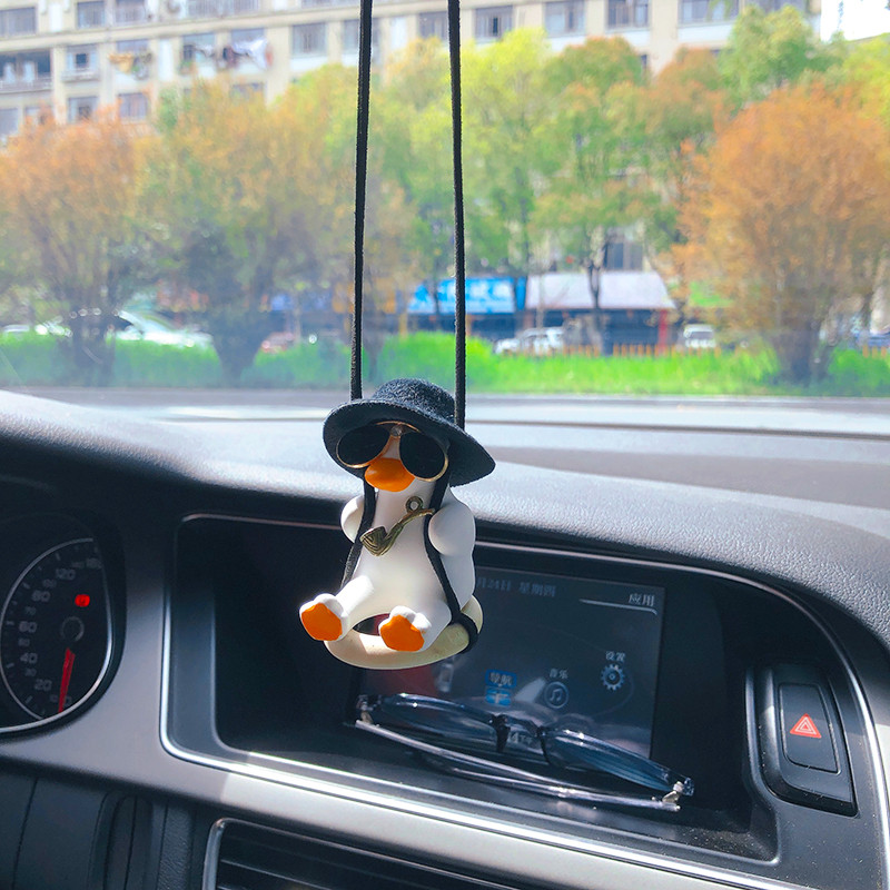 Decorare interioară a mașinii de rață anime drăguță rață leagăn din gips cu ochelari de țeavă pandantiv pentru oglindă retrovizoare pentru accesorii auto