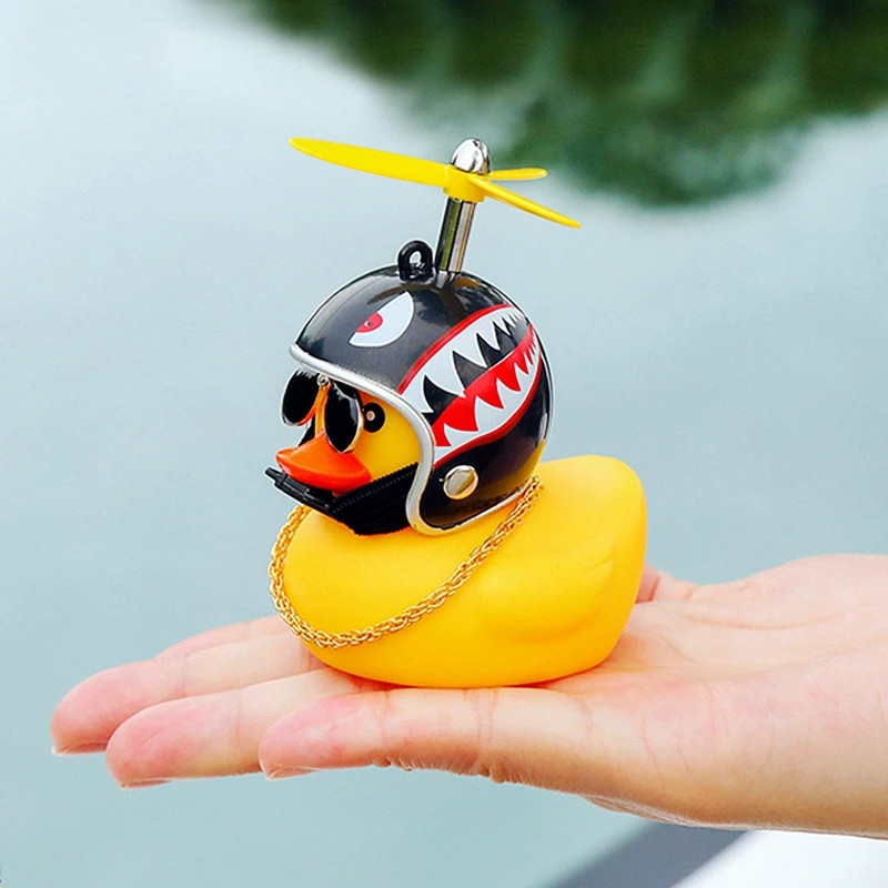 Autós aranyos kis sárga kacsa sisakkal propeller Széltörő hullámtörő kacsa Auto belső dekoráció lámpák nélkül játékok