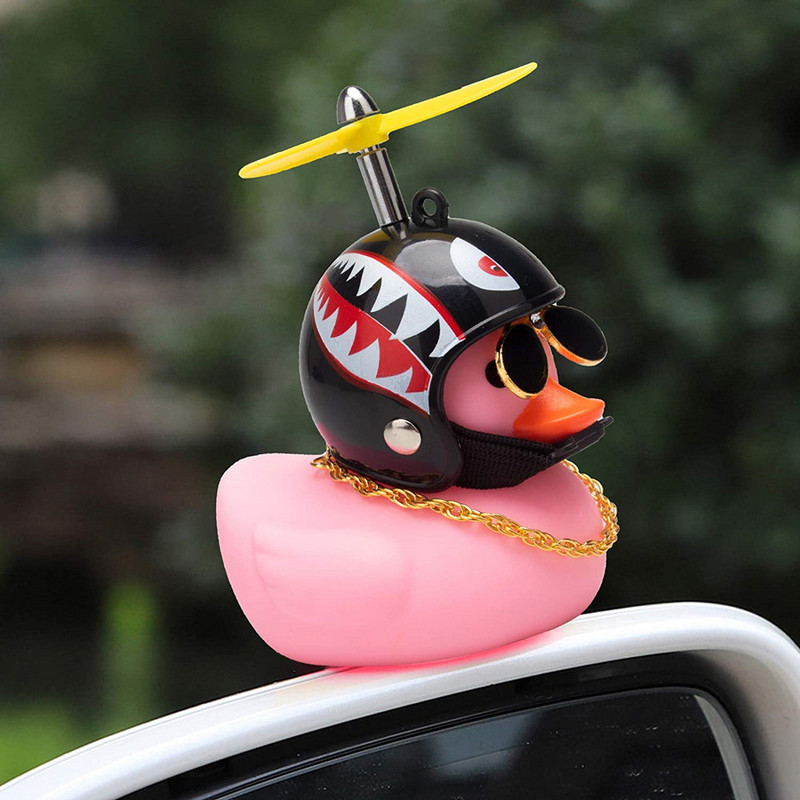 Autós aranyos kis sárga kacsa sisakkal propeller Széltörő hullámtörő kacsa Auto belső dekoráció lámpák nélkül játékok