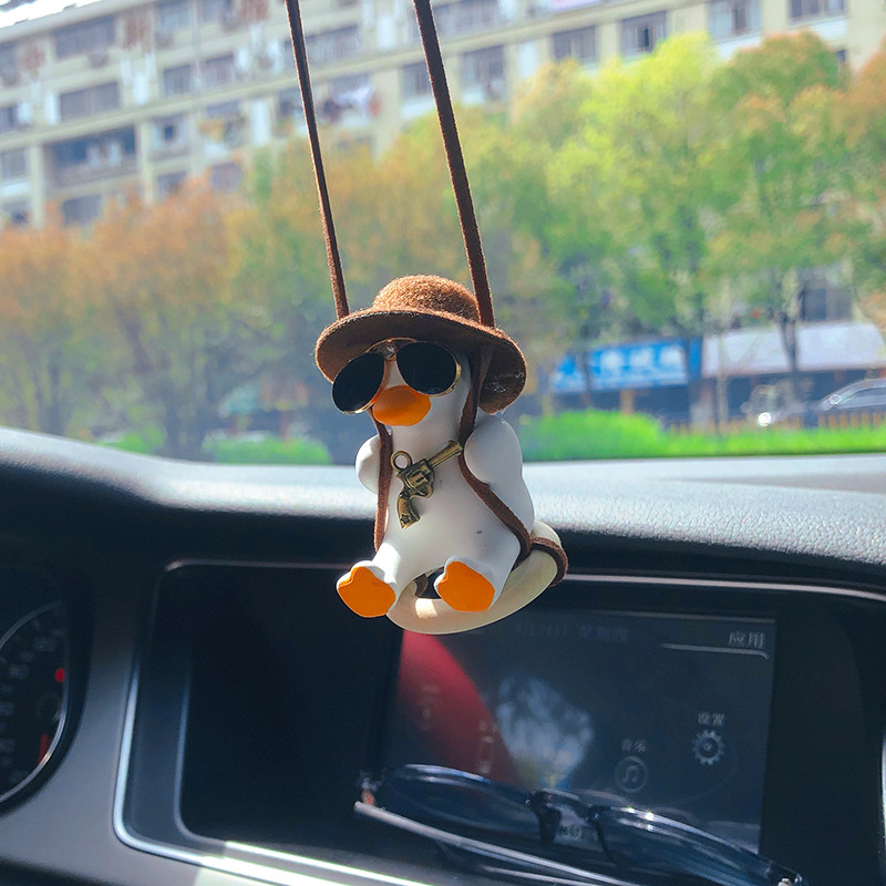 Decorare interioară a mașinii de rață anime drăguță rață leagăn din gips cu ochelari de țeavă pandantiv pentru oglindă retrovizoare pentru accesorii auto