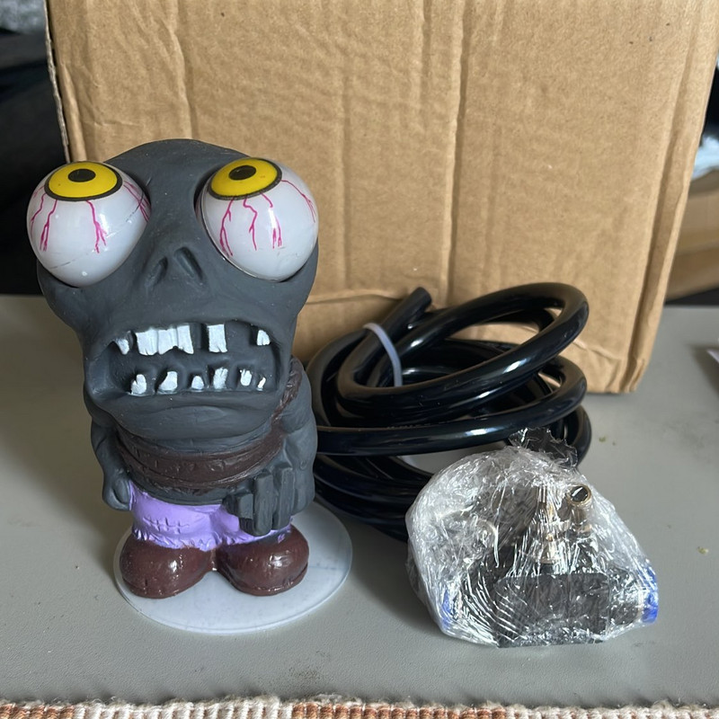 Automobilių dekompresijos papuošalai Lėlės didelėmis lėlės turboakomis Lėlės su smarkiomis akimis Perpildytos smurtinių akių zombių žaislai Universalūs automobilių priedai