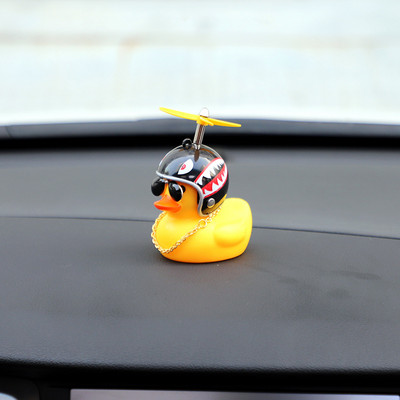 Guminis mielas anties žaislinis automobilio papuošalas Geltonos anties automobilio prietaisų skydelio papuošalai Šaunūs akiniai Antis su sraigto šalmu Auksinė grandinėlė