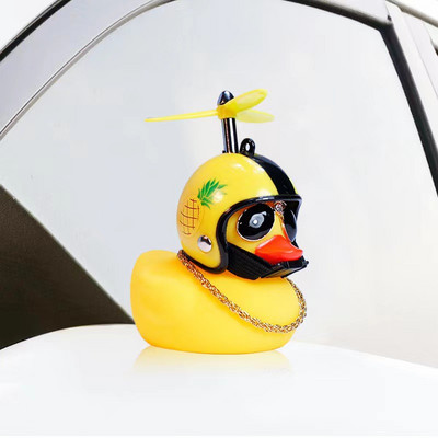 Guminis mielas anties žaislinis automobilio papuošalas Geltonos anties automobilio prietaisų skydelio papuošalai Šaunūs akiniai Antis su sraigto šalmu Auksinė grandinėlė