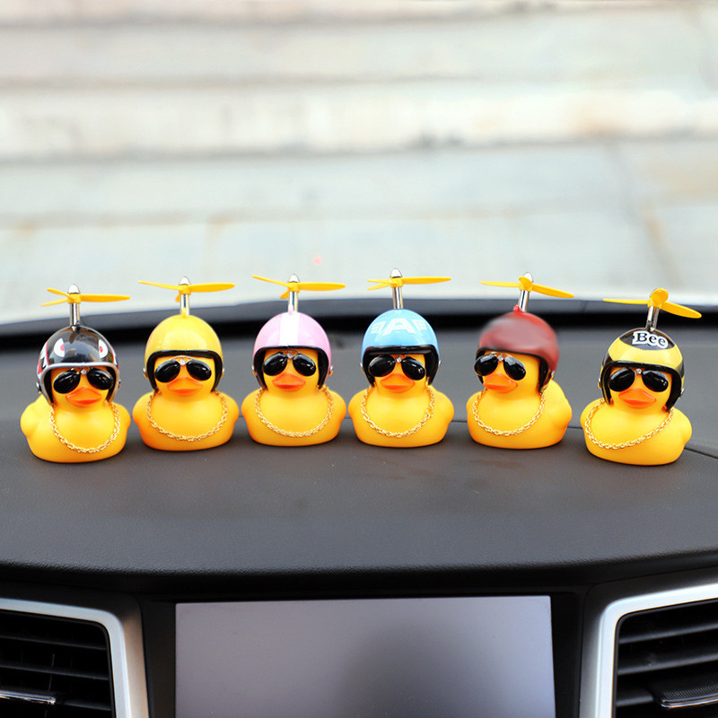 Guminis mielas anties žaislinis automobilio papuošalas Geltonos anties automobilio prietaisų skydelio papuošalai Šaunūs akiniai Antis su sraigto šalmu Auksinė grandinėlė