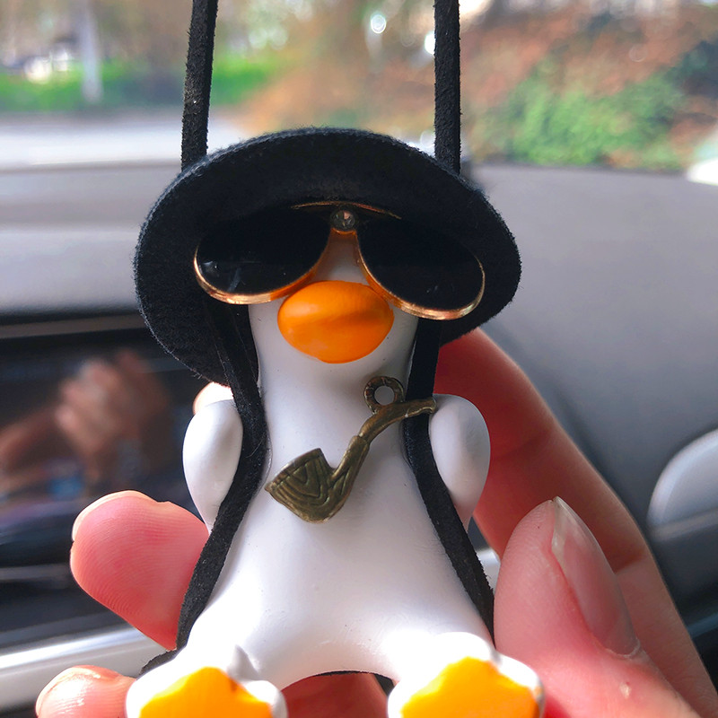 Anime Duck autóbelső dekoráció Aranyos gipsz lengőkacsa csőszemüveggel Automatikus visszapillantó tükör medál autótartozékokhoz