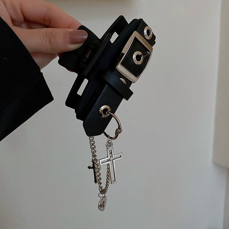 Street Style Claw Clip Gothic Black Pu Leather Cross Chain Pendant Hair Claws for Women Girls Chic Hair Y2K Аксесоари Подарък