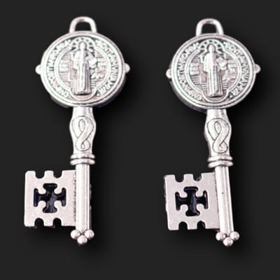 4db ezüstözött Szent Benedek Kulcsok Báj Csodálatos Érem Nyaklánc Medálok Barkács ékszer Kézműves készítés 52*20mm A1895