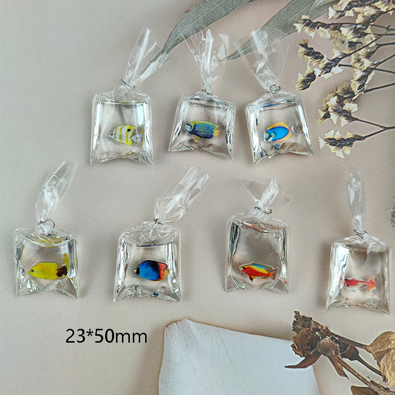10db Coral Fish táska Gyanta Charms óceán átlátszó kis halak víztáskában Ékszer medál ékszer Kézzel készített barkács anyag
