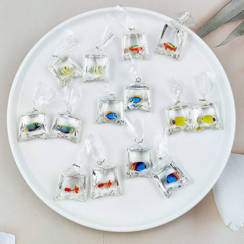 10db Coral Fish táska Gyanta Charms óceán átlátszó kis halak víztáskában Ékszer medál ékszer Kézzel készített barkács anyag