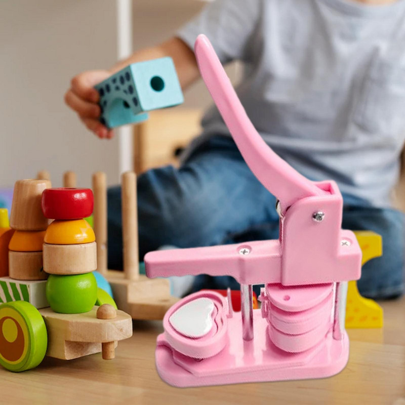 „Pasidaryk pats“ ženklelių gamybos mašina Širdies formų smeigtukų gaminimo mašina Lengva valdyti dovanų segtukų mygtukus