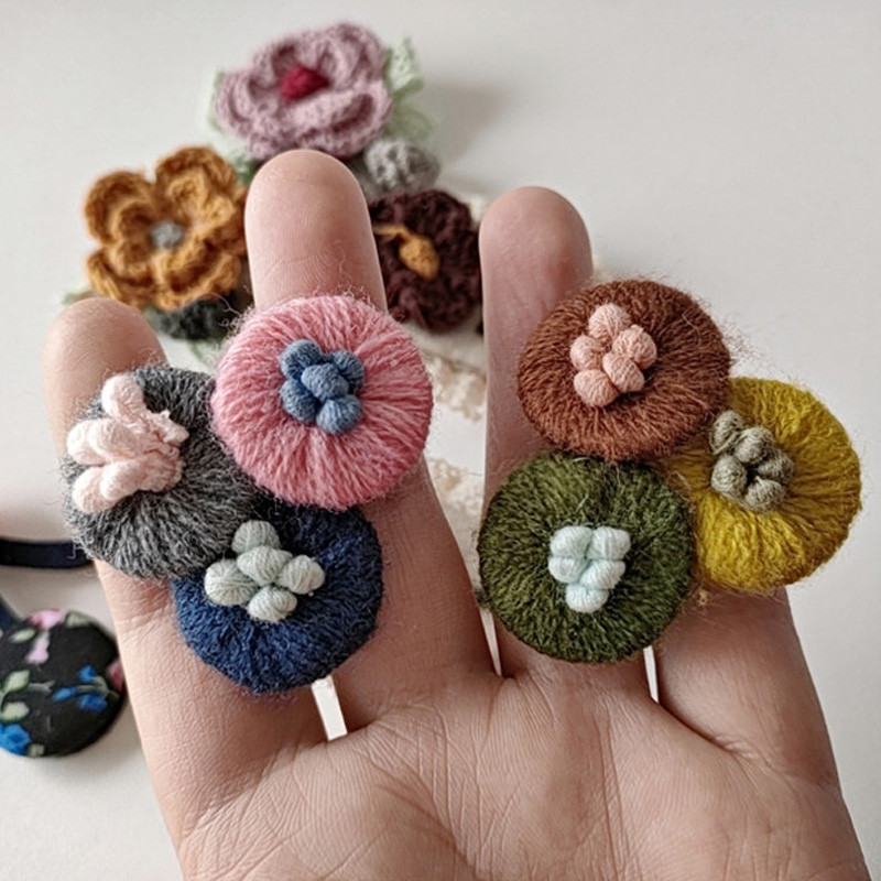 Pleteni cvjetni broš Žene Djevojke DIY Ručno pleteni kaput Haljina Šal Šešir Igla Značka Nakit Poklon za zabavu Broševi od vunenog filca