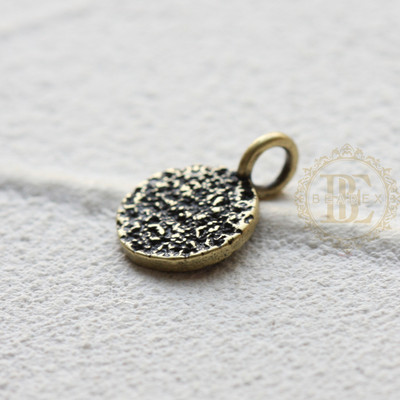 Egy darabból álló tömör sárgaréz texturált kerek címke - 14x10 mm (4723C)