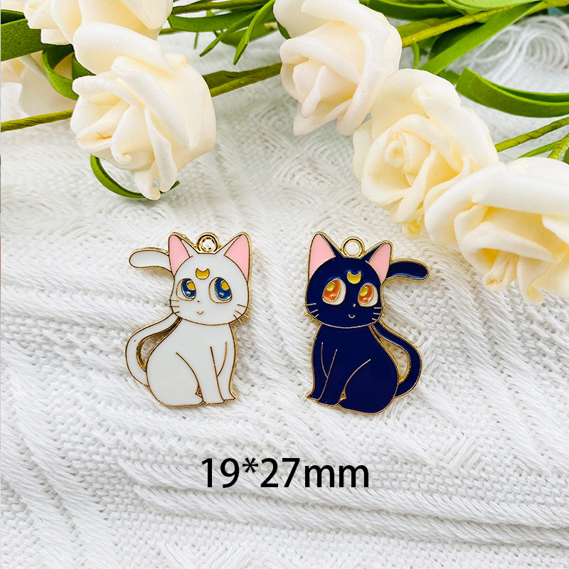 10 ks zliatinových príveskov s kvapkajúcim olejom, kreslených motívov mesačnej mačky, amuletov, náušníc, dizajnérskych príveskov na kľúče, doplnkov pre domácich majstrov.