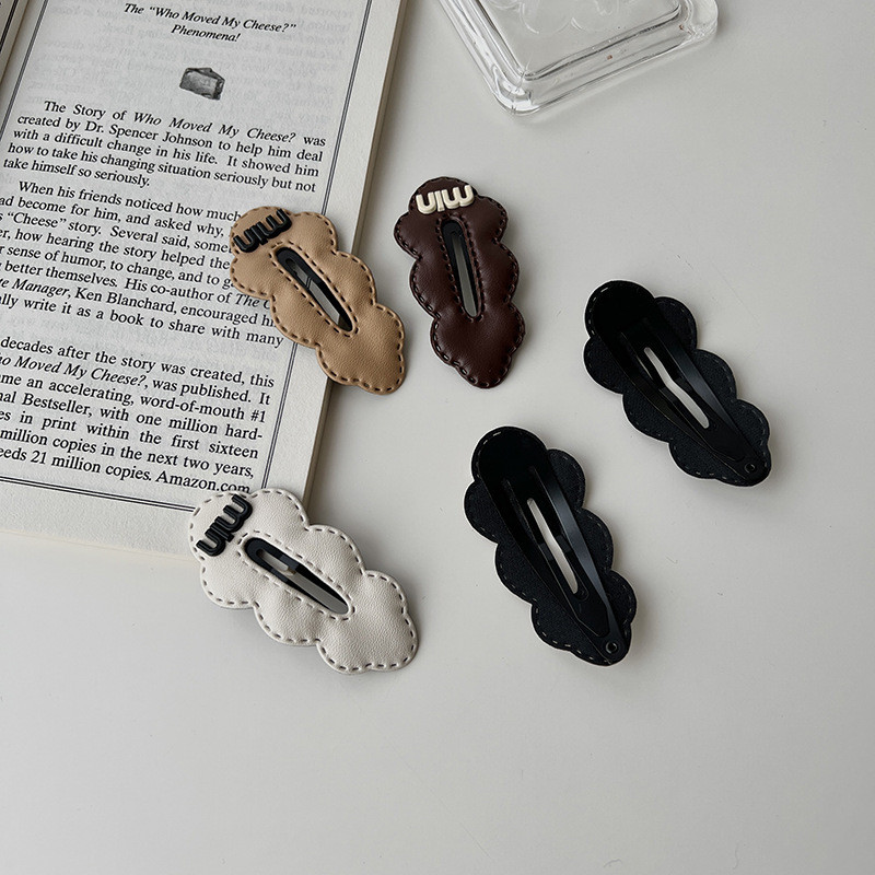 Bőr Letter Cloud Wave Edge Bobby Pin női koreai Sweet Girly Charm hajcsat Esztétikus divat Hajkiegészítők Ajándék