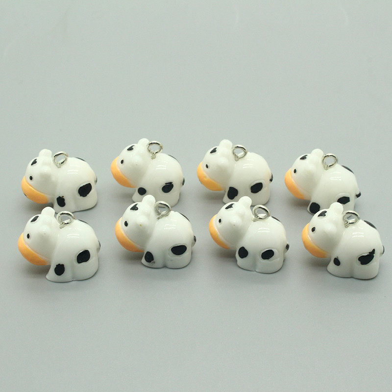 10db Szuper Aranyos Mini Tehenek Gyanta Állati Bűbáj Miniatűr Kézműves DIY Fülbevaló Karkötő Medál Kiegészítő Ékszer készítés F227