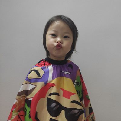 Kirpyklos priedai Plaukų kirpimas Cape Kirpyklų salono reikmenys Kirpyklos kepuraitė Vaikams Animacinių filmų raštas Vaikų kirpimas Šukuosena