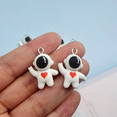 10 ps Lovely Heart Spaceman Űrhajós varázsa ékszerekhez Barkácsolás Fülbevalók Karkötők Kézzel készített Aranyos Lebegő Medálok Craft C672