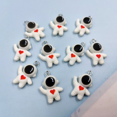 10 ps Lovely Heart Spaceman Űrhajós varázsa ékszerekhez Barkácsolás Fülbevalók Karkötők Kézzel készített Aranyos Lebegő Medálok Craft C672