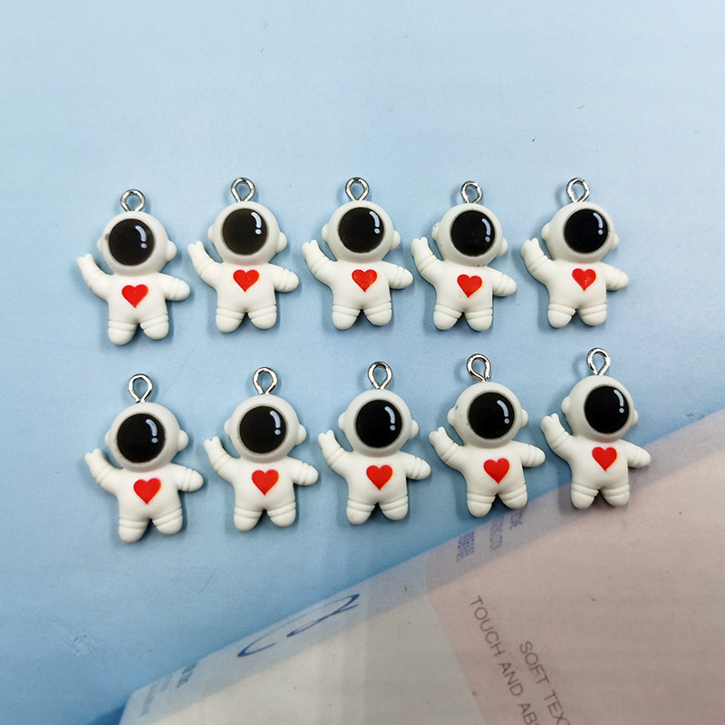 10 ps Lovely Heart Spaceman Űrhajós varázsa ékszerekhez Barkácsolás Fülbevalók Karkötők Kézzel készített Aranyos Lebegő Medálok Craft C672