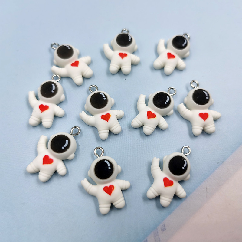 10 ps Lovely Heart Spaceman Űrhajós varázsa ékszerekhez Barkácsolás Fülbevalók Karkötők Kézzel készített Aranyos Lebegő Medálok Craft C672