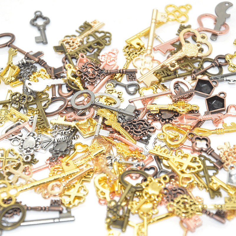 Veleprodaja starinskih višebojnih mješovitih malih ključeva, privjesaka od legure metala, privjesaka za DIY ručno izrađene narukvice, izradu pribora za nakit