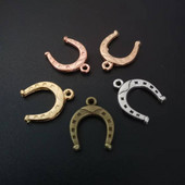 30 ks/sada zliatinových príveskov v 5 farbách, pozlátených zliatinových príveskov v tvare podkovy, ručne vyrobené závesné remeslá 16x13 mm