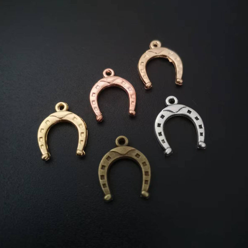 30 ks/sada zliatinových príveskov v 5 farbách, pozlátených zliatinových príveskov v tvare podkovy, ručne vyrobené závesné remeslá 16x13 mm