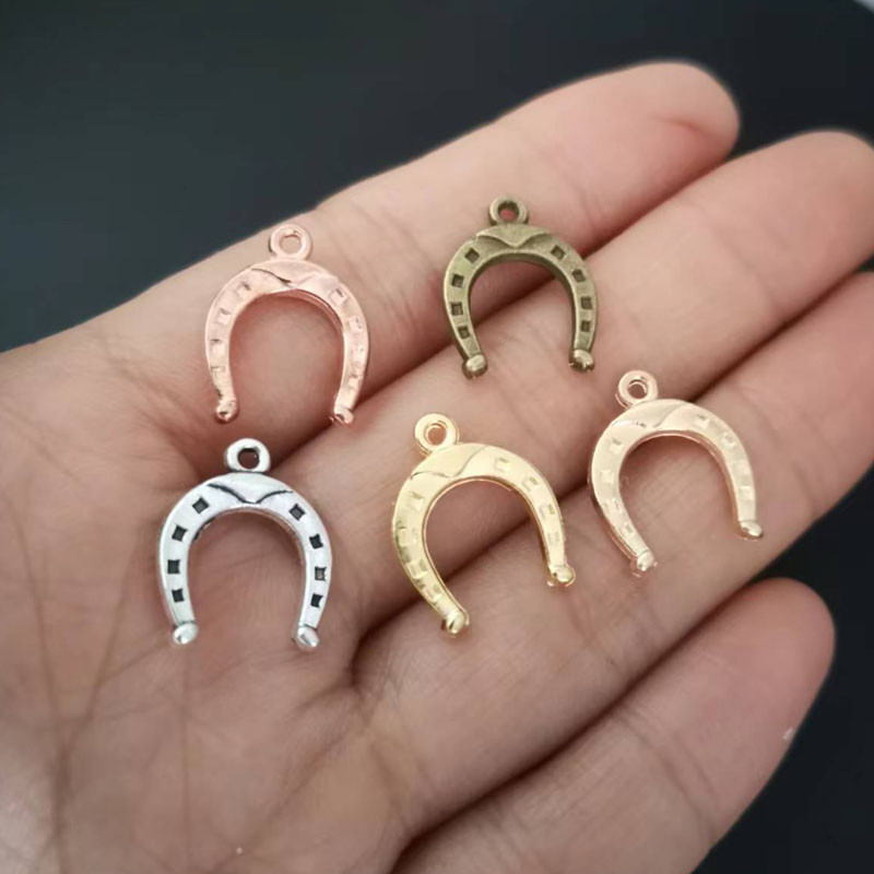 30 ks/sada zliatinových príveskov v 5 farbách, pozlátených zliatinových príveskov v tvare podkovy, ručne vyrobené závesné remeslá 16x13 mm