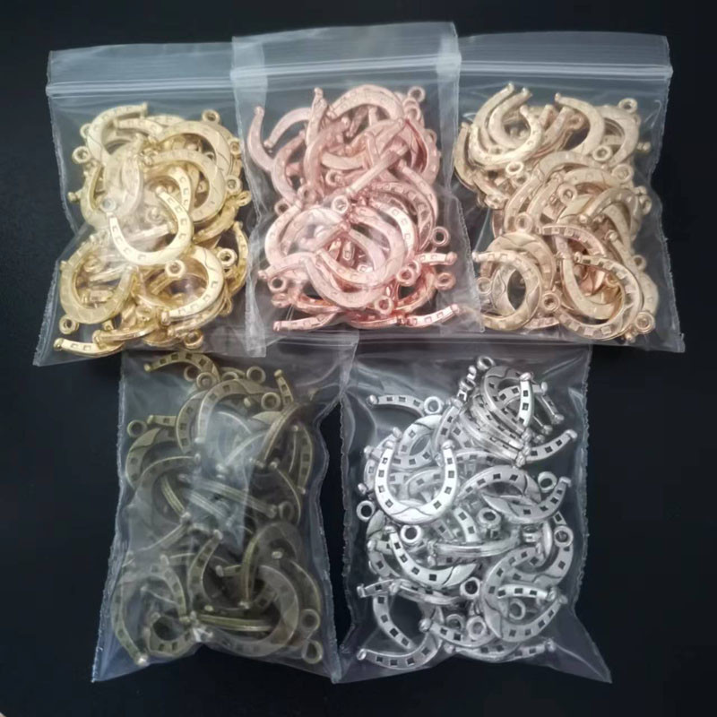 30 ks/sada zliatinových príveskov v 5 farbách, pozlátených zliatinových príveskov v tvare podkovy, ručne vyrobené závesné remeslá 16x13 mm