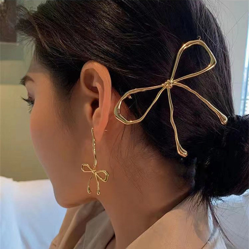 INS Hot Simple Bowknot Hajtű Arany Színű Fém Hollow Barrettes Eredeti Elegáns Hajtartozékok Hátsó Hajcsat Ékszer Ajándék