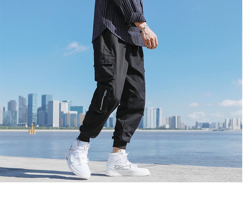 Μοντέρνα παντελόνια σάλι με μοντέρνα άνθη με διακοσμητικά φερμουάρ και μεγάλες άνετες τσέπες