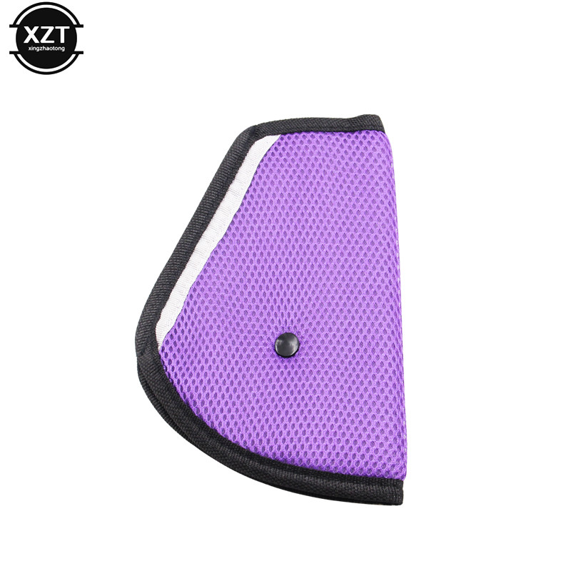 Autosse ohutult kinnitatud turvavöö Tugev reguleerija Auto turvavöö reguleerimisseade Kolmnurk Beebi Lastekaitse Beebi ohutus beebile