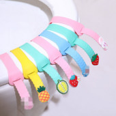 2 gab Cute Fruit tualetes sēdekļa pārsega pacēlājs silikona sanitārais Closestool sēdekļa pārsega pacelšanas rokturis ceļojumu vannas istabas pacelšanas ierīcei