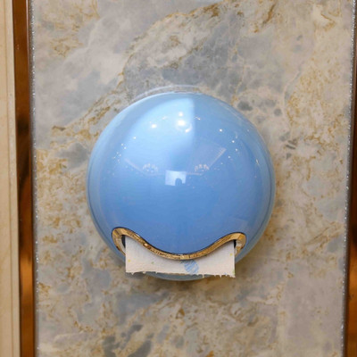 Pie sienas piestiprināts apaļš tualetes papīra turētājs Radošs ūdensnecaurlaidīgs magnētiskais apakšējais mājas vannas istabas smaids tualetes rullīša papīra organizatora kaste