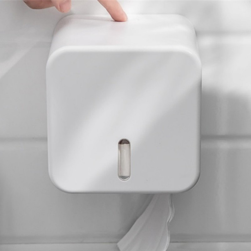 Prie sienos montuojamas balto tualetinio popieriaus laikiklis, didelės talpos servetėlių dėžutė, matomas langas, stumdomas jungiklis vonios kambario tualetinio popieriaus laikymo dėklas