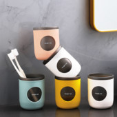 Ziemeļvalstu plastmasas mājsaimniecības zobu birstes krūzes uzglabāšanas turētājs Pāris pārnēsājami ceļojumu mutes skalošanas krūzes Ūdens krūze Vannas istabas piederumi