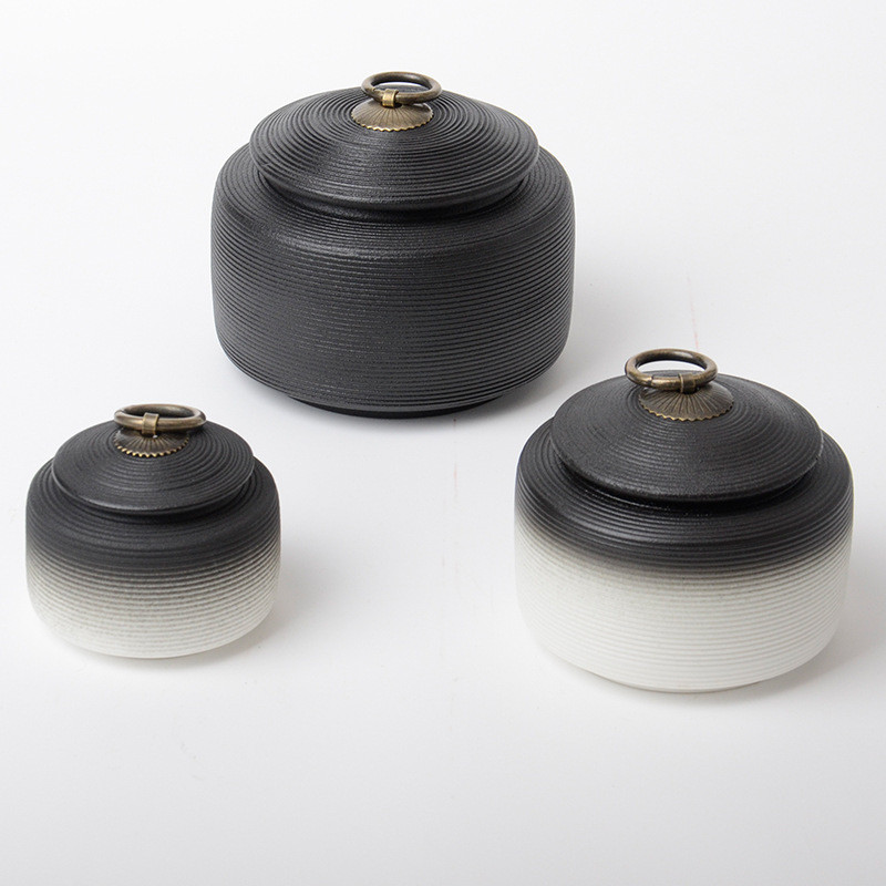 urna mājdzīvnieku nāve mājas apbedīšana cērtuves pelni memoriāls kaķis suns paradīze dzīvnieks likts mājās zārks keramikas kremēšana