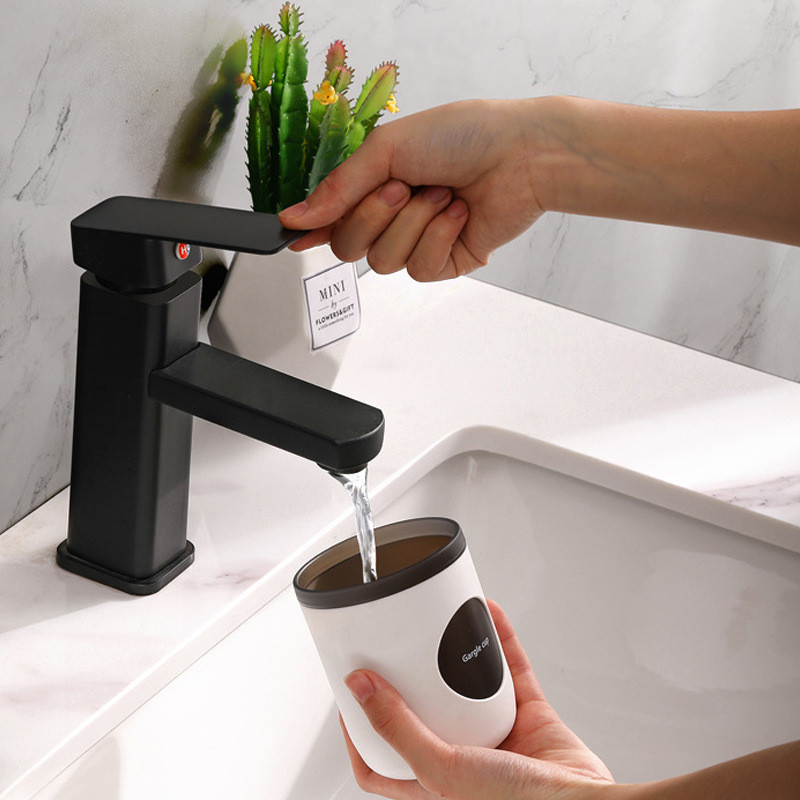 Ziemeļvalstu plastmasas mājsaimniecības zobu birstes krūzes uzglabāšanas turētājs Pāris pārnēsājami ceļojumu mutes skalošanas krūzes Ūdens krūze Vannas istabas piederumi