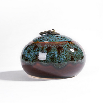 Ar rokām darināta keramikas mājdzīvnieku urna maziem suņiem kaķiem trušiem maziem dzīvniekiem piemiņas zīme kremēšana pelni bēru urna.