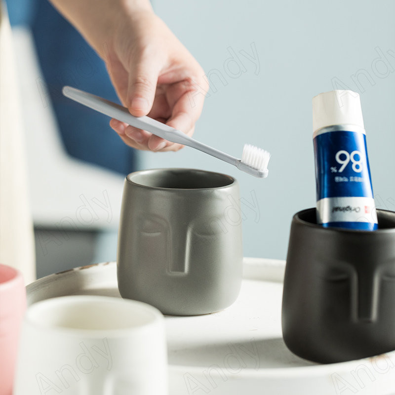 Eiropas keramikas mutes skalojamā līdzekļa krūze Vienkārša sejas reljefs rotājumi Darbvirsmas radošās zobu suku krūzes Mājas vannas istabas piederumi