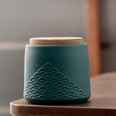 Tradicionāls mājdzīvnieku urnas kaulu keramikas materiāls, hermētisks, mitrumizturīgs, matētas tekstūras urna kaķa un suņa mirušo bēru upurēšanai