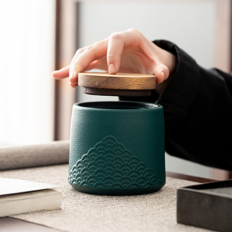 Tradicionāls mājdzīvnieku urnas kaulu keramikas materiāls, hermētisks, mitrumizturīgs, matētas tekstūras urna kaķa un suņa mirušo bēru upurēšanai