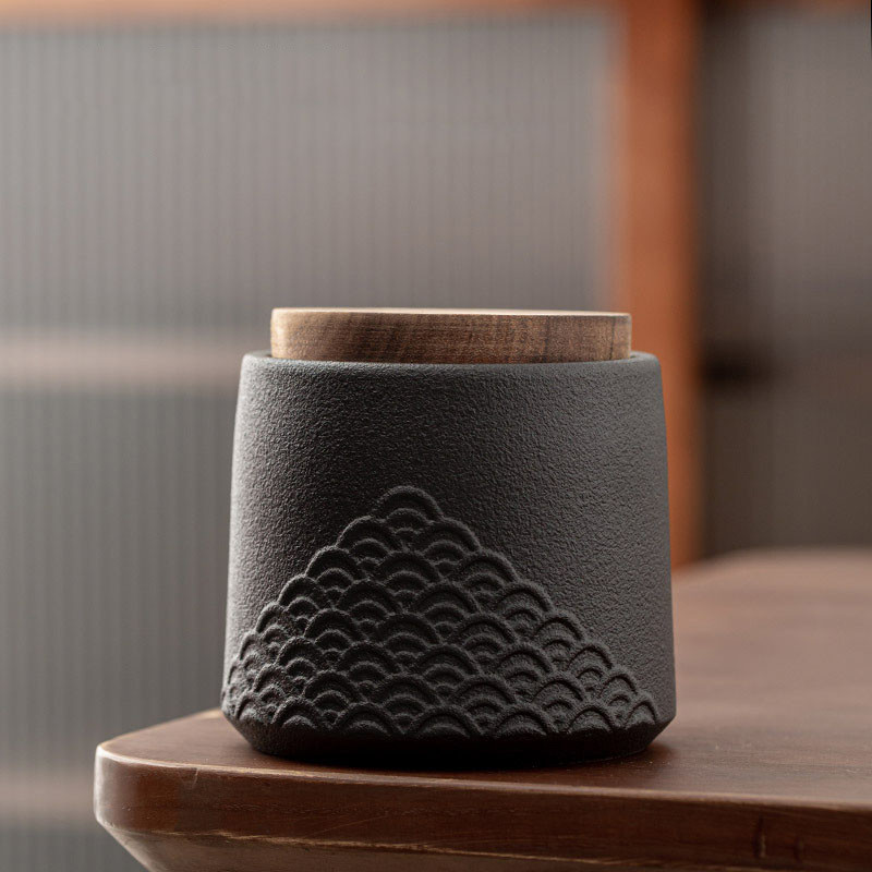 Tradicionāls mājdzīvnieku urnas kaulu keramikas materiāls, hermētisks, mitrumizturīgs, matētas tekstūras urna kaķa un suņa mirušo bēru upurēšanai