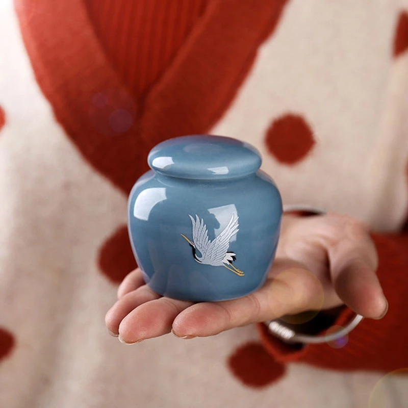 Urna za kremiranje - Pogrebna urna za kućne ljubimce - Izrađena od keramike Ručno oslikana - Prikazana pogrebna urna kod kuće ili u niši u Columbariumu