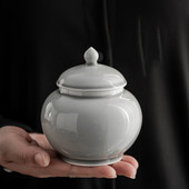 Mājdzīvnieku urna, dzīvnieku urna, kremācija, kaķu urna, suņu urna, mitrumizturīgas uzglabāšanas tvertnes, celadon ledus pelēkā glazūra, zāle pelēka